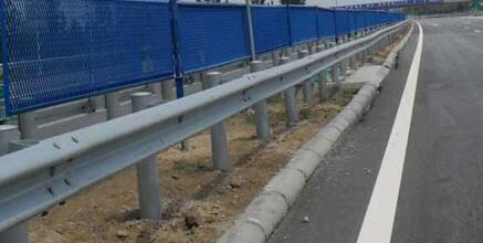 高速公路波形护栏板安装